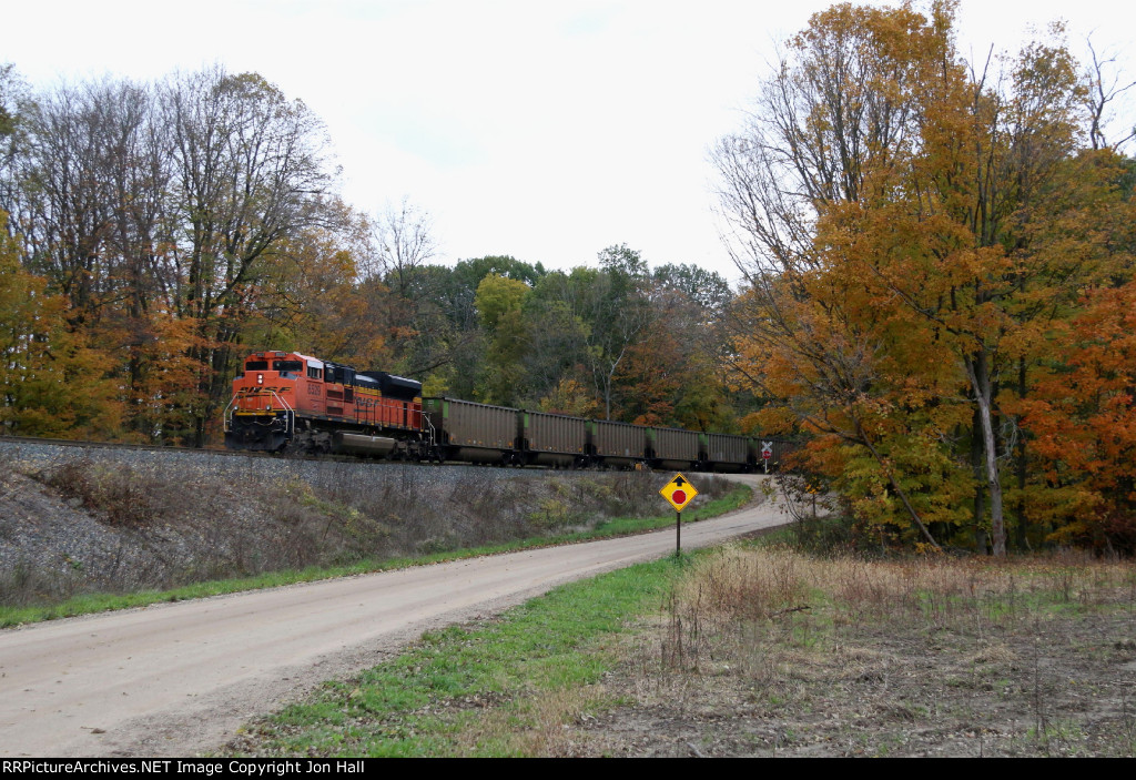 BNSF 8529 works hard as N800 claws its way up Saugatuck Hill